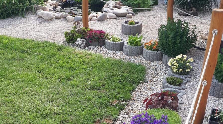 Neviditeľné obrubníky okolo záhonu s výsadbou